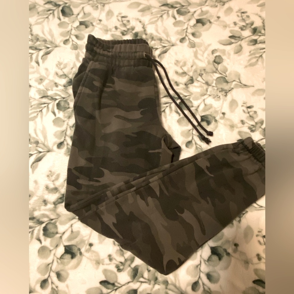 womens xs green camo sweatpants/joggers